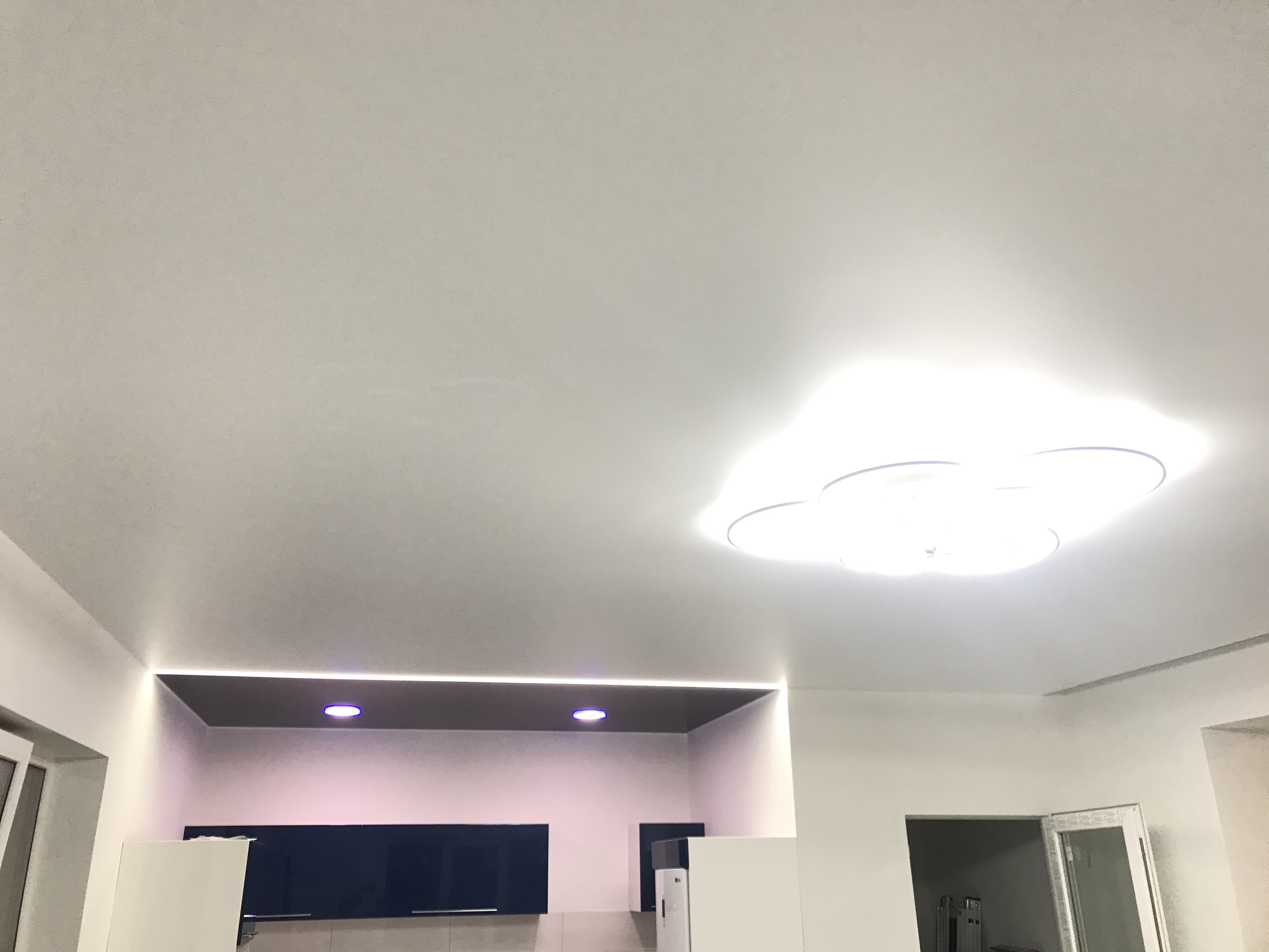 световые линии натяжной потолок на кухне